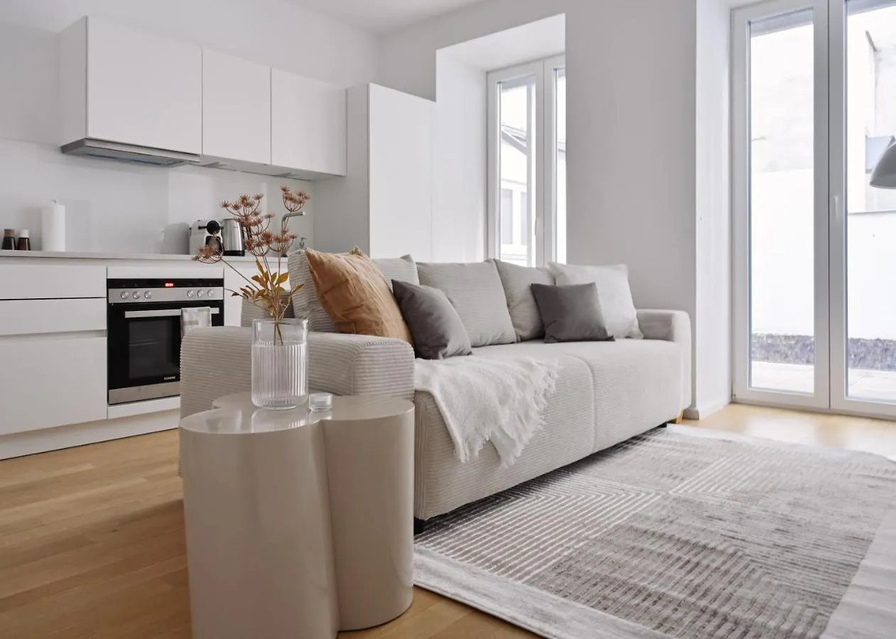 Stylish & Modern Apartment - Private Garden & Free Parking location