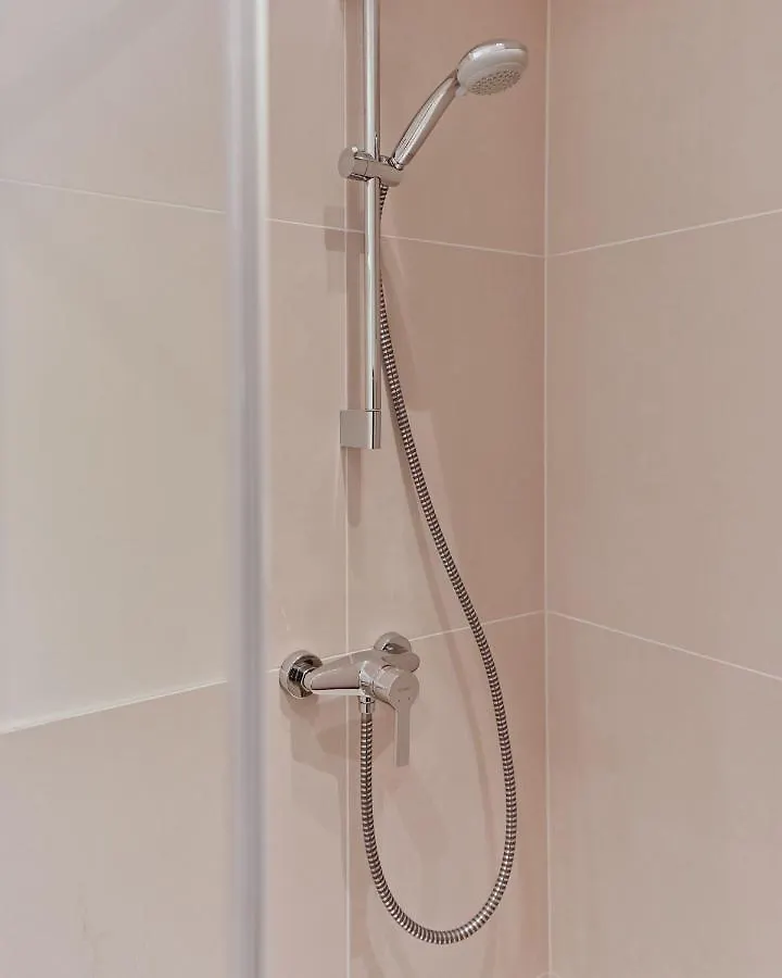 Stylish & Modern Apartment - Private Garden & Free Parking Vienna