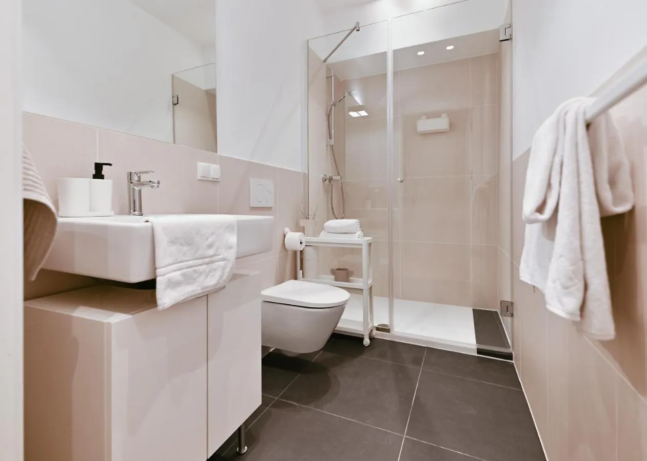 Stylish & Modern Apartment - Private Garden & Free Parking Vienna Austria