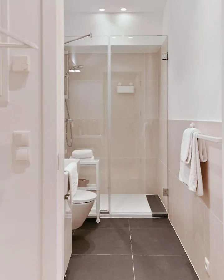 Stylish & Modern Apartment - Private Garden & Free Parking Vienna